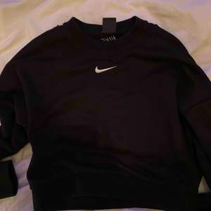 Långärmad Nike sweatshirt med öppen rygg💕 använd fåtal gånger i jättefint skick! 