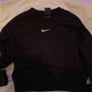  - Långärmad Nike sweatshirt med öppen rygg💕 använd fåtal gånger i jättefint skick! 