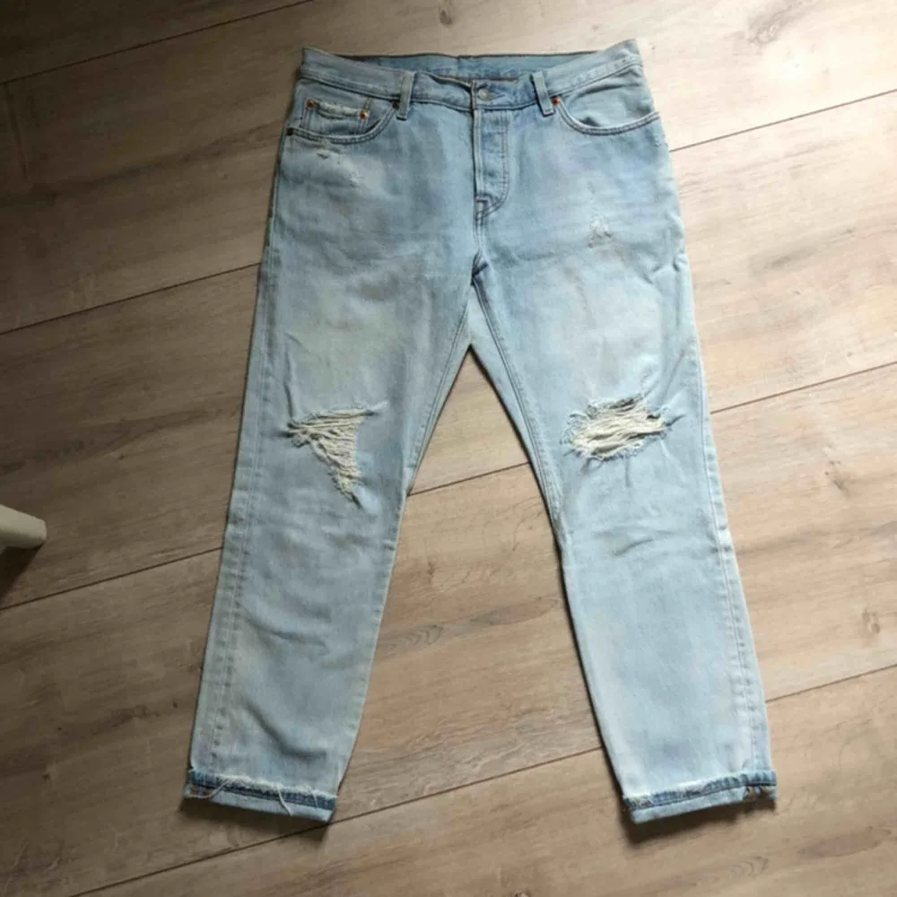 Oanvända Levisjeans modell 501. Jeans & Byxor.