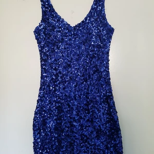 Paljettklänning  - Köpt på second hand. Aldrig använd. I gott skick. Är ganska stretchig så passar de flesta storkelarna beroende hur man vill att den ska sitta. Perfekt till balen eller fest.