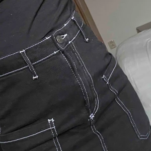  - Ganska strechig kjol från pull and bear med vita sömmar <3