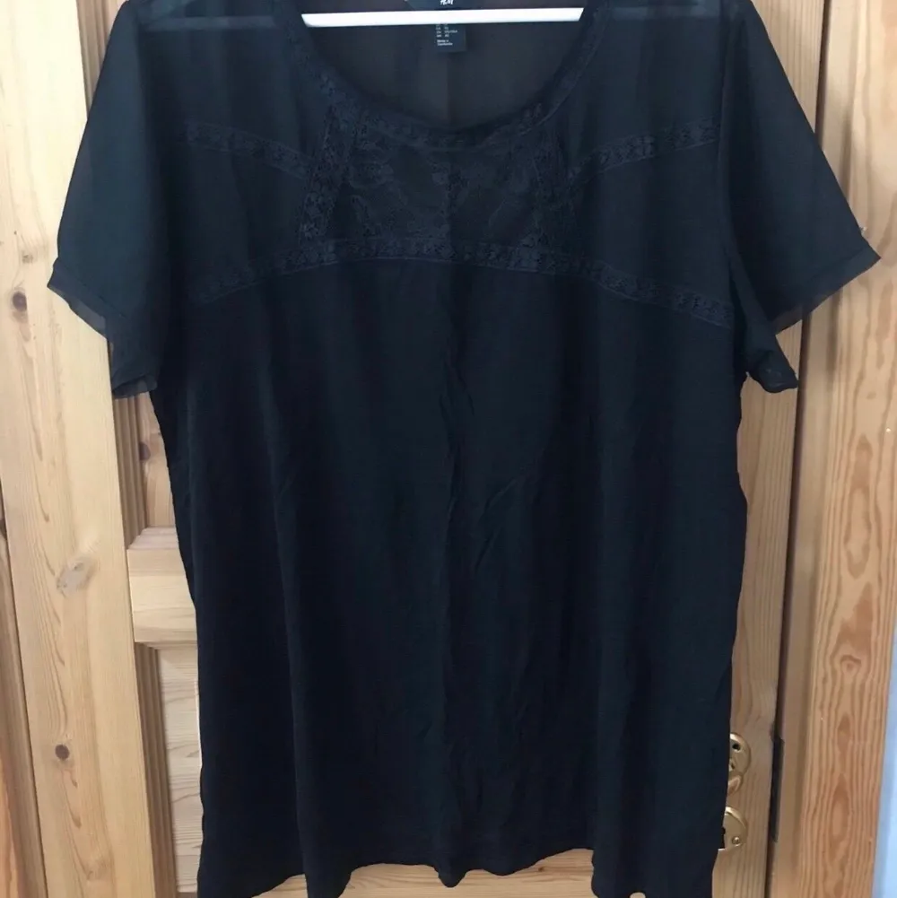 Köpt på h&m, storlek xlarge. Betalas med swish. 50kr + 50kr spårbar frakt med postnord. Yläosat.