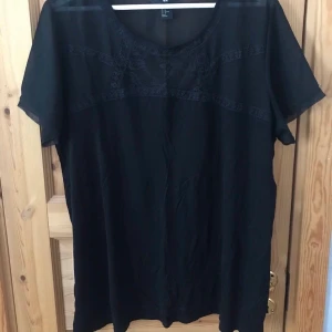 Topp med spets, aldrig använd - Köpt på h&m, storlek xlarge. Betalas med swish. 50kr + 50kr spårbar frakt med postnord
