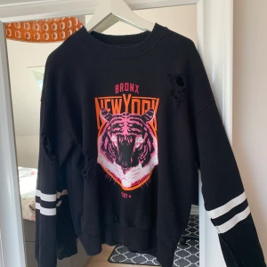 Sweatshirt/hoodie  - Collage tröja från ginatricot i strl S, sparsamt använd och i fint skick | köparen står för frakten ☺️