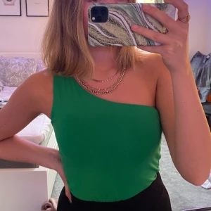 Fin grön enärmad topp - Snygg festtopp. Storlek S. ❗️frakten ingår❗️