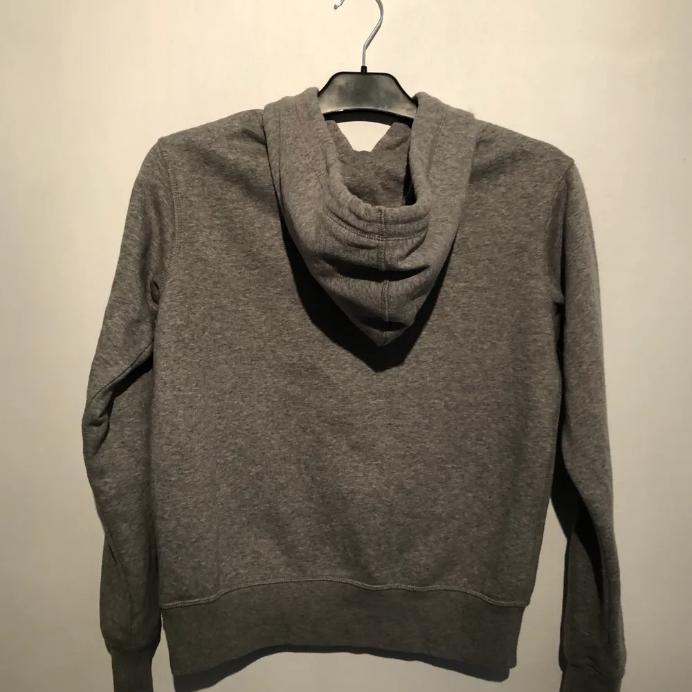 En grå hoodie från H&M med friends på framsidan, har blivit för liten för mig!☺️ säljes för 150 kr inklusive frakt 😇. Tröjor & Koftor.