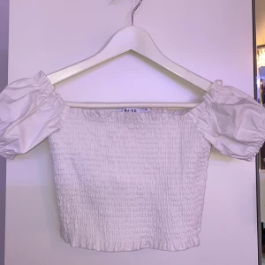 Puff sleeve crop top från nakd - Fin puff sleeve crop topp från na-kod storlek 36. ❗️Frakten ingår❗️