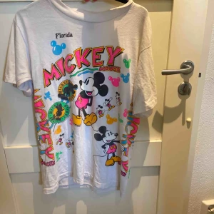  - Ass balll overzised T - shirt! Säljer pga har för många t shirts är vintage å säljs inte längre!💕 buda ! Just nu är högsta bud 170kr + framt❤️