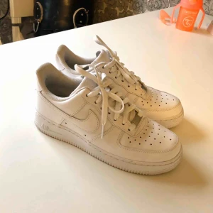  - Använda högst 3 gånger, som nya.   Frakten kostar 65 kr, då skickas skorna spårbart med postnord. 