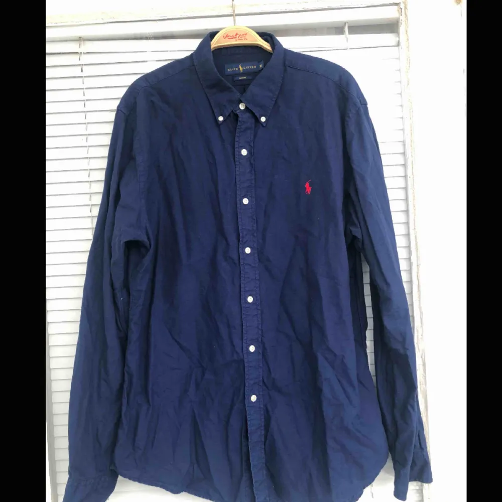 En nästintill oanvänd Ralph Lauren skjorta säljes. Strl: XL (slim fit), givetvis äkta.  Vid skickad vara, tillkommer det frakt på 55kr. Bildbevis samt kvitto skickas även.. Skjortor.