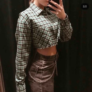  -  Cool avklippta skjorta från Humana. Använd fåtal gånger. 25% viskose material🧚🏽‍♀️🧚🏽‍♀️🧚🏽‍♀️🧚🏽‍♀️ 