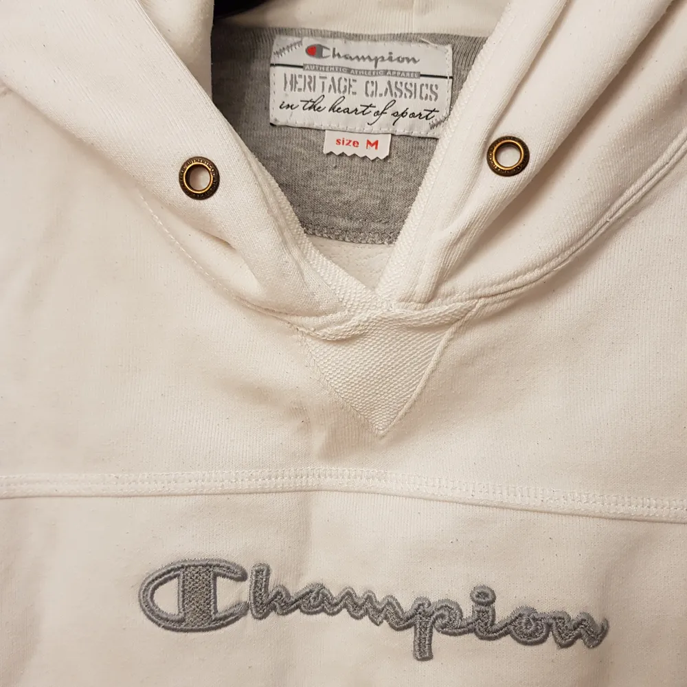 Snygg klassiskt hoodie från Champion som knappt använts alls! Säljer nu eftersom jag har 2 st. Tyvärr är luvans snöre borta men därav det låga priset🤑. Hoodies.