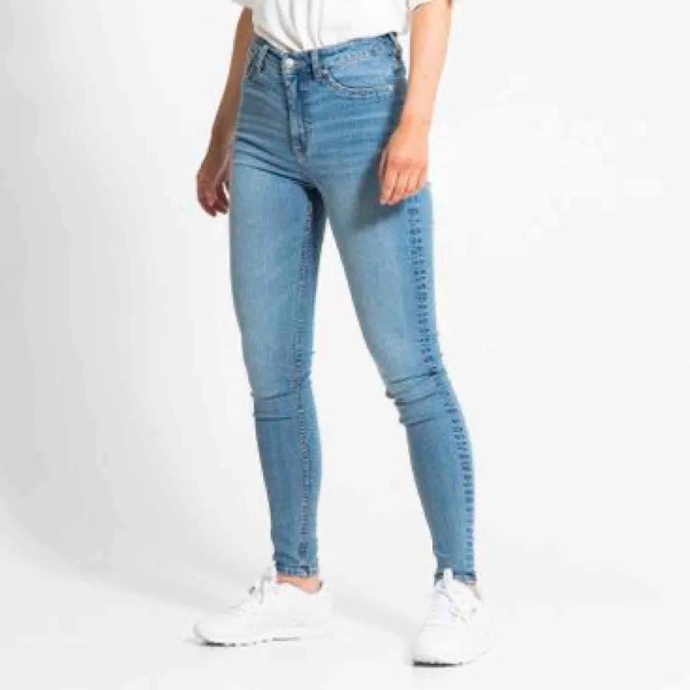 Ljusblåa jeans från lager 157 , köpta för 299kr modellen skinny. Väldigt stretchiga och höga i midjan.. Jeans & Byxor.