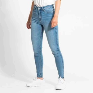 högmidjade jeans - Ljusblåa jeans från lager 157 , köpta för 299kr modellen skinny. Väldigt stretchiga och höga i midjan.