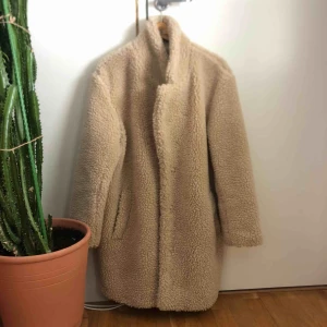  - Säljer denna jättemysiga och lurviga jacka från Hm. Den är inte använd så många gånger och är därför i jättebra skick🥰 