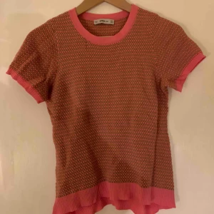  - Tunt stickad topp från Zara! Passar allt från xs till M skulle jag tro! Det syns att den är använd, men den är snygg ändå!