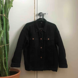  - Svart jättefin jeansjacka från Monki. Säljer denna då den inte kommit till användning på senaste tiden💓