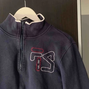  - En blå fin retro fila tröja med zip. Sitter jättesnyggt! 