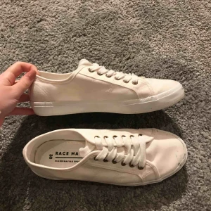  - Säljer mina vita skor, använda ett fåtal gånger! Storlek 38💞 köparen står för frakt 