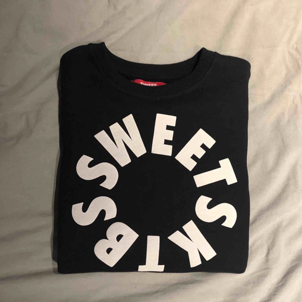 Modern sweatshirt från SWEET SKTBS i en lite mer boxig modell. Säljer då den inte kommer till användning. Köparen står för frakten. Huvtröjor & Träningströjor.