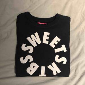 Modern sweatshirt från SWEET SKTBS i en lite mer boxig modell. Säljer då den inte kommer till användning. Köparen står för frakten