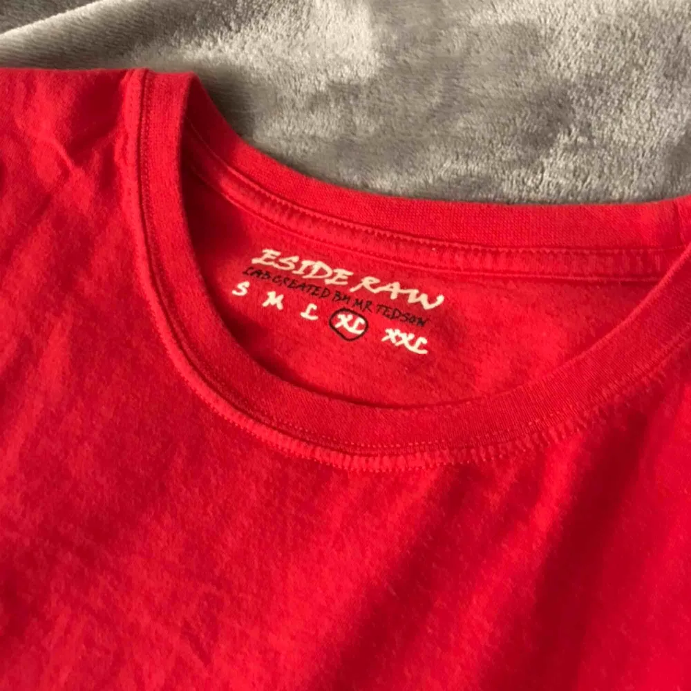 Röd t-shirt med coolt tryck!🤩 glömt vart den är köpt. Frakt tillkommer✨. T-shirts.