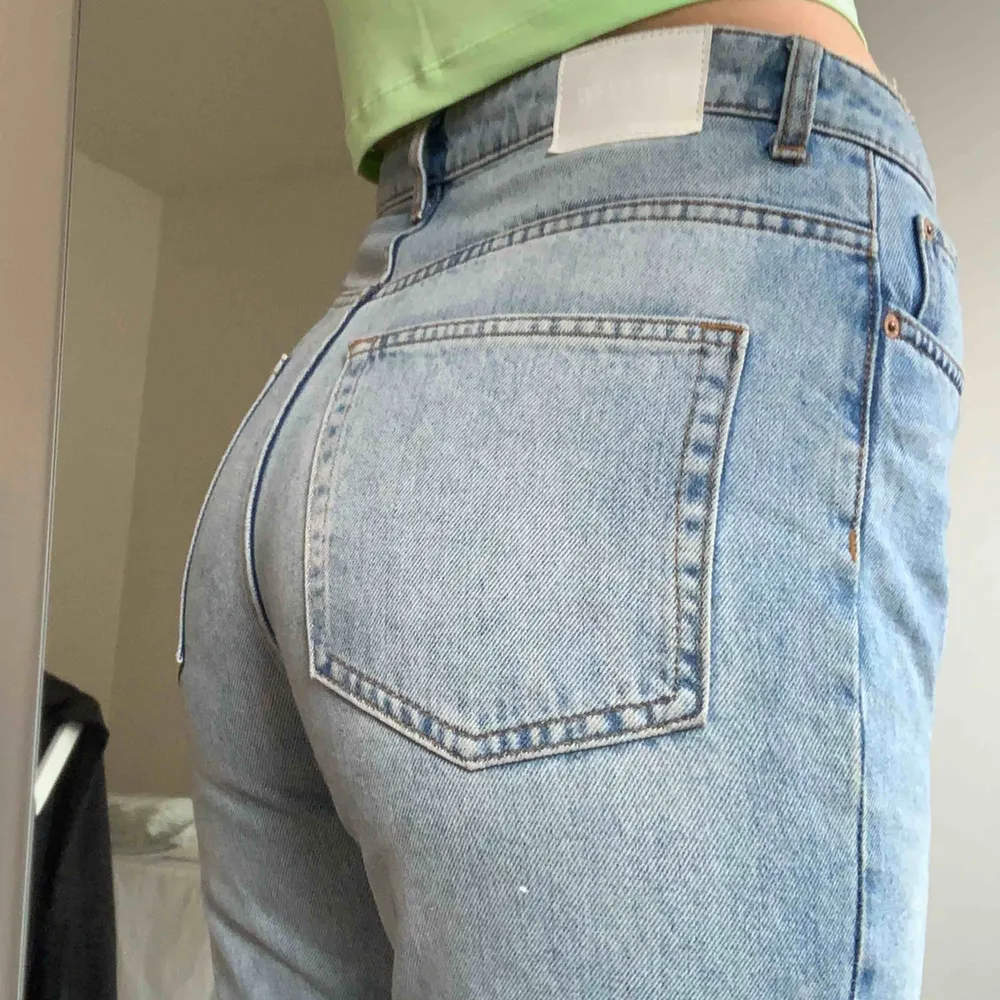 Jättefina jeans i modellen Voyage från Weekday. Använda några få gånger. Möts upp i Malmö eller skickas mot frakt 🌹 OBS katt finns i hemmet. . Jeans & Byxor.