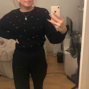  - Jättefin stickad tröja med pärlor från hm. Köptes för ett år sedan för ca 200kr. Plagget är använt ca 3 gånger. Köparen står för frakten💓