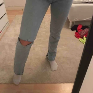  - jeans från zara med slits, klippt hål själv på ena knät, frakt ingår 