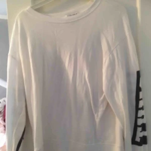  - Jätteskön och fin Sweater i STRL Small, men passar XS och (förmodligen) Medium också. Använd 2 gånger.  • Köparen står för frakt!