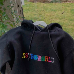  - Budgivning!! 🎢🌵 Travis scott Astroworld merch. Gov ball NYC hoodie. En utav mina favoriter och har fått många komplimanger om denna. Väl använd med några små noterbara flaws, kan skicka fler bilder i dm, men fortfarande väldigt fin och skön.  