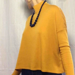  - Senapsgul, ribbad polotröja i gott skick. Rolig och lätt att matcha ihop en outfit med:)