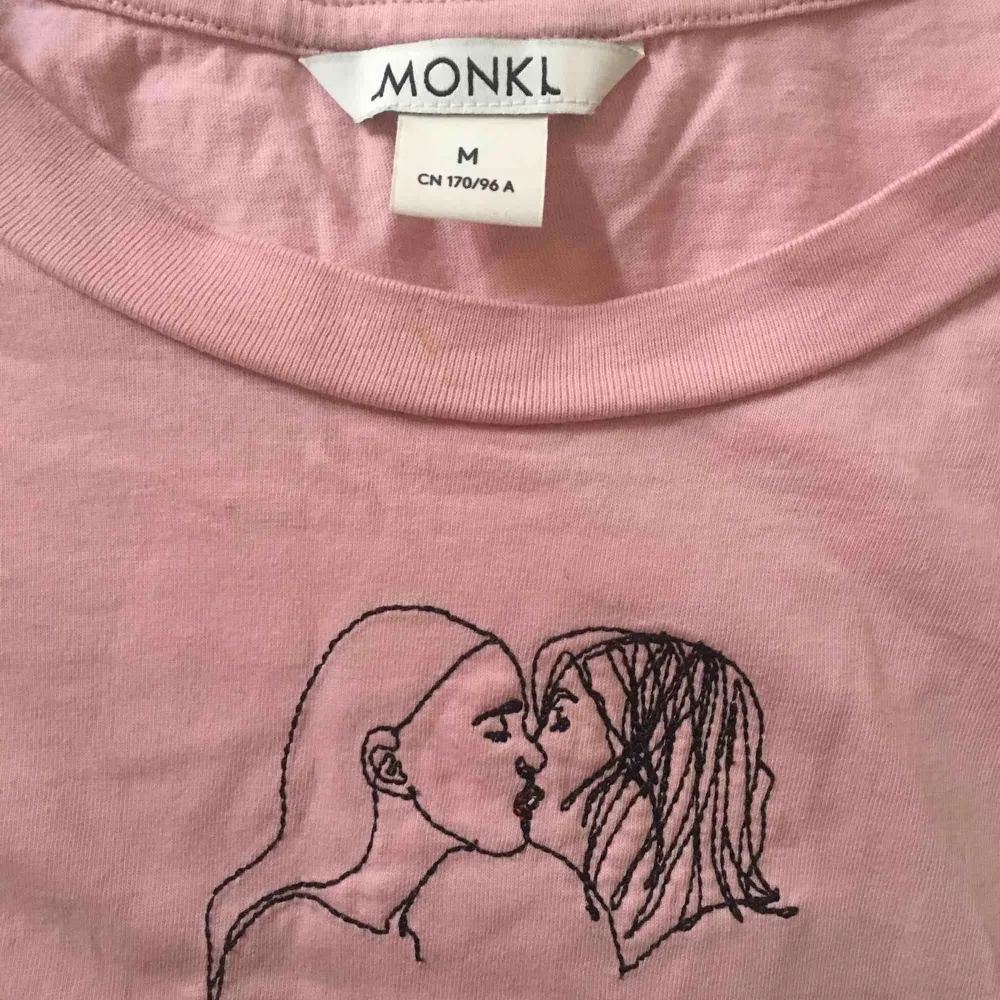 Så cool T-shirt. Köpte på Plick men är i superbra skick! Passar mellan XS-L beroende på hur den ska sitta. Den är oversized i modell.(Andra bilden är från förra ägaren)🌼. T-shirts.