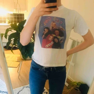  - T-shirt med Spice girls på! Trycket är lite urtvättat och den är liten i storleken. Jag är dock S/M och 177 lång så det beror ju på hur man vill att den ska sitta 🌼  Kan mötas upp i Stockholm eller skicka. Köpare står för frakt!