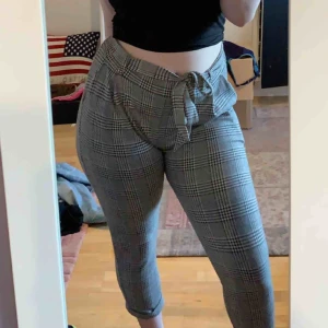 - Sjuuukt sköna och trendiga byxor i mjukismaterial! 💕  Frakt ingår ej i priset. Det står storlek 40/42 i byxorna men är baggy på mig med storlek 44/46  Skulle nog passa 44-50 Stretchiga  Köpta på Ullared år 2018  Använda ett fåtal gånger. 