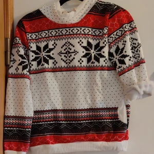 Vinter tjocktröja mjuk - Julig tjocktröja med fickor Stickad jul/vintermönster Jättemjuk och mysig XS - M beroende på hur man vill att den ska sitta Endast använd två gånger Samfraktar