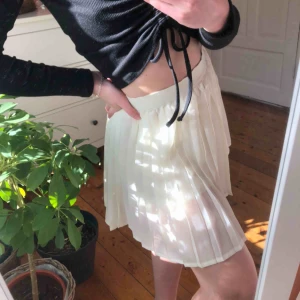  - plisserad kjol köpt här på plick! Aldrig använd av mig. Frakt 35kr.