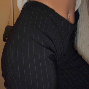  - Mjuka och sköna kostymbyxor i storlek S, vida nertill💕 Skriv om du har frågor!