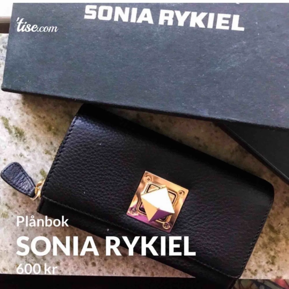 Rensar i hemmet och hittar en gammal gåva jag fick för länge sedan. En superfin plånbok av märket SONIA RYKIEL. Aldrig använd och väl förvarad i originalförpackningen. . Övrigt.