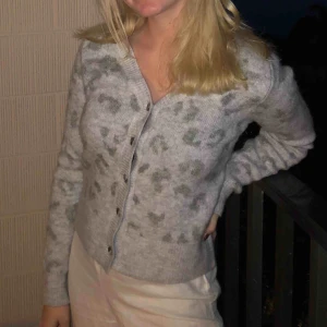  - Fin stickad kofta med leopardmönster🌸💘🐆 