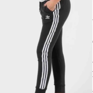  - Bra skick men har dock ett vitt snöre istället för ett svart, använda några gånger men inte min stil☹️ du står för frakten😇 vet dock inte exakt vad den ligger på😩