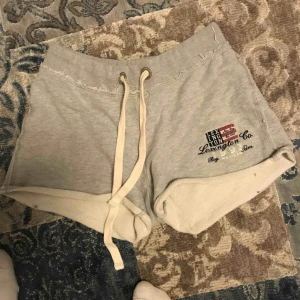  - Jätte snygg och sköna mjukis shorts från Lexington! Köpta här på Plick men dem var tyvärr för stora för mig som vanligt vis är XS😢 original pris 795kr ändats testade och hon som hade dem innan hade enbart testat dem också. Obs! Frakt tillkommer på 15kr!