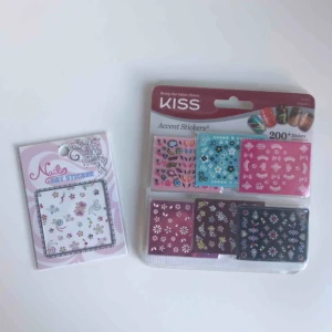  - Nagelklistermärken. Den till höger är helt oöppnad och den till vänster är några använda. Frakt 9kr✨