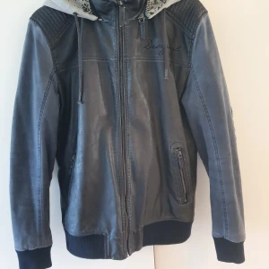 Desigual jacka  - Hej, jag har jätte fint i jacka. Den är knappt advänd. Ordinarie pris 3000 kr. 