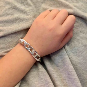  - Silverfärgad kedja (längd 20,5 cm). Frakt 11 kr :)