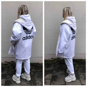 Adidasjacka - Jättemjuk på insidan 😇 Min syster (på bilden) är ungefär 165 cm lång så hon har vikt upp ärmarna. Passar även mig som är längre beroende på vilken passform du e ute efter ✨✨ 