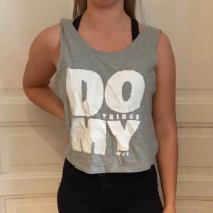  - Väldigt gulligt linne som är ljusare i ryggen