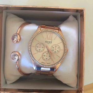  - Jättefin klocka och armband i rosegold ALDRIG ANVÄNDA!! )medföljande extra delar) säljer då jag inte använder smycken i denna färg 🥰🥰