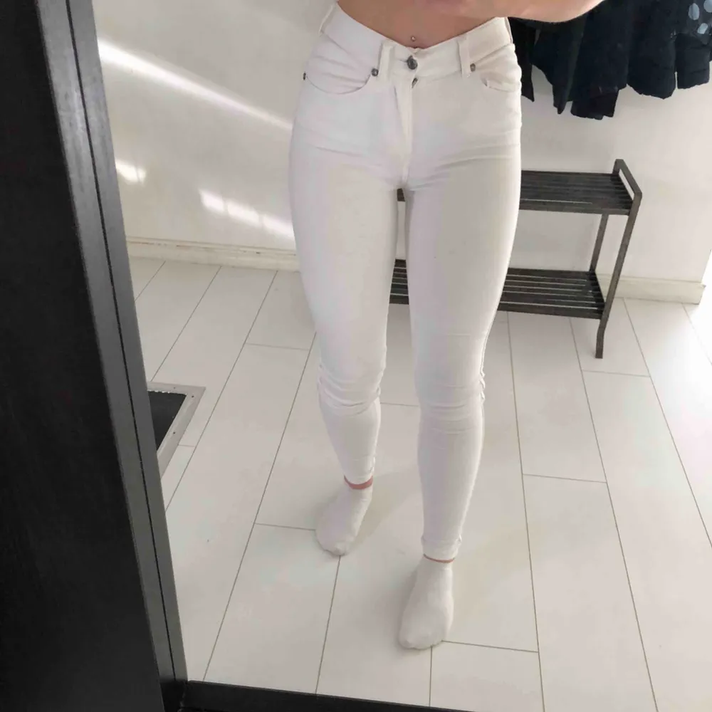 Fräscha vita jeans! Perfekt passform och aldrig använd. Ordinarie pris 400kr. Jeans & Byxor.