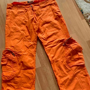  - ETT PAR COOLA BYXOR FRÅN PLEASE. 🥰 Den har två stycken fickor. Använd ett fåtal gånger. I väldigt gott skick! 😊👍🏻 Går att mötas upp i Stockholm eller frakta (köparen betalar för frakt). Betalning via Swish ✅ 